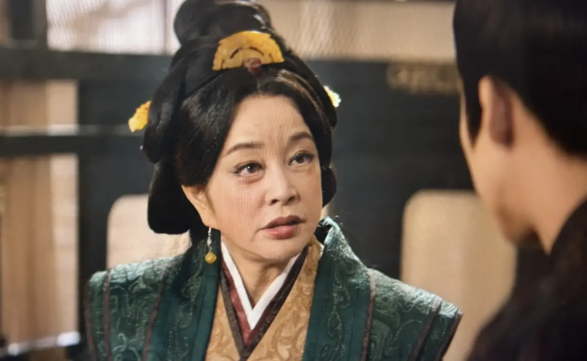 ▲劉曉慶（如圖）在近來爆紅的古裝劇《折腰》中飾演男主角劉宇寧的祖母，74歲的劉曉慶曾有過4段婚姻，情史相當精彩。（圖／翻攝自Netflix）