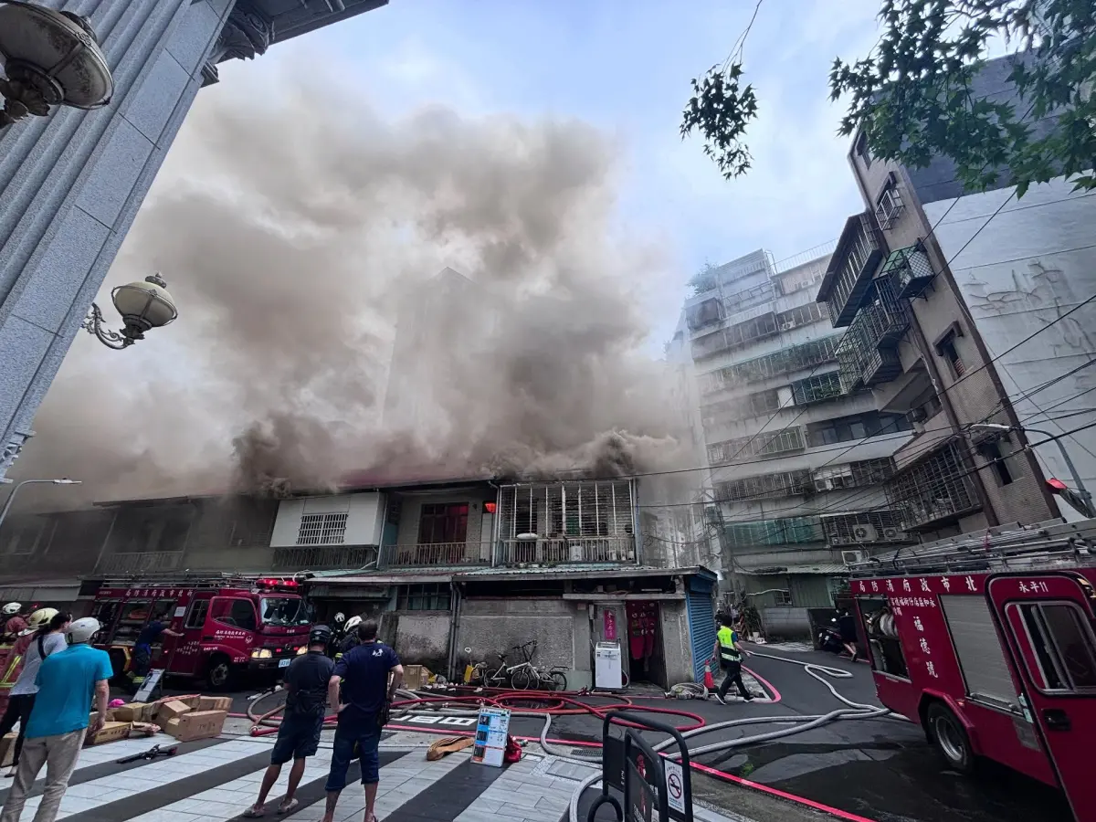 ▲永和永平路今（7）日傳出火警，延燒7戶。（圖／取自社群媒體@shen3259）
