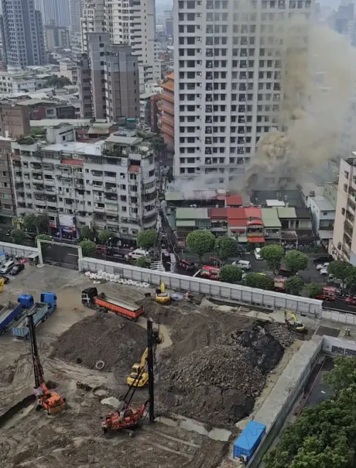 ▲永和永平路今（7）日傳出火警，延燒7戶。（圖／取自社群媒體@_wu0928）