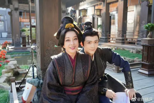 ▲劉曉慶（左）在《折腰》中飾演徐夫人。（圖／翻攝自微博）