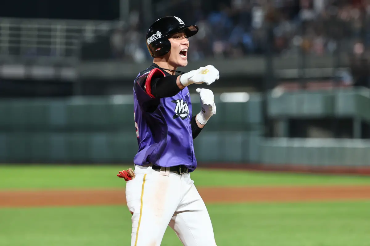 ▲樂天桃猿陳晨威敲出追平三壘安打，再靠著成晉的再見安打攻下再見分，幫助球隊以7：6逆轉擊退台鋼雄鷹。（圖／樂天桃猿）