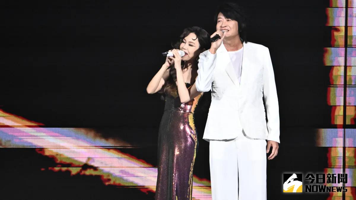 ▲游鴻明（右）在昨（7）日彭佳慧（左）的演唱會中，自爆自己「介入彭佳慧家庭很久」，直言彭佳慧的兒子Branden的中文名字就是他18年前取的，2人還合唱〈夫妻臉〉，唱出18年來的情誼。（圖／特約攝影林柏年攝）