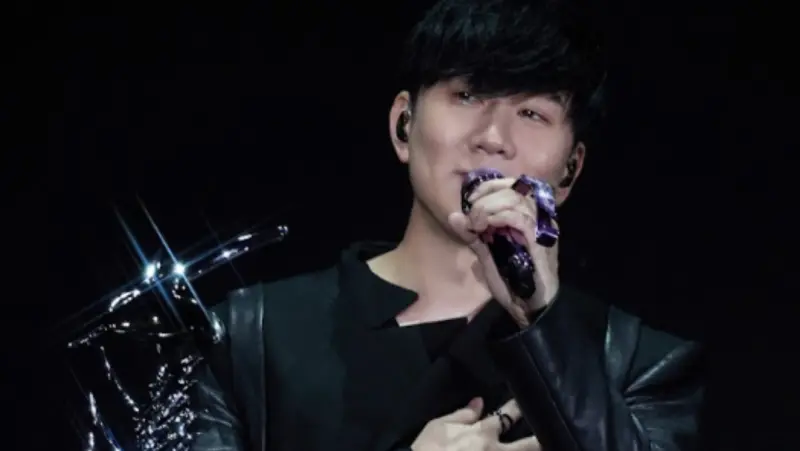 蔡依林沒來!林俊傑演唱會「A-Lin突降臨」合飆3曲 羞曝私下互動 ▲林俊傑(如圖)今(8)日於台北大巨蛋第2天開唱,A-Lin以一身深V極短裙洋裝驚喜登場,與林俊傑同台互飆歌喉,獻唱〈有一種悲傷〉及〈失戀無罪〉令全場歌迷聽得如癡如醉!(圖/JFJ PRODUCTIONS提供)