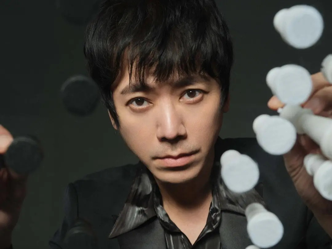 ▲蘇見信（如圖）日前到中國長沙開唱，因班機故障導致遲到40分鐘，演唱會當下他沒有解釋原因，僅鞠躬和完成演出，粉絲敲碗退票，會後他在微博發文說明始末，粉絲才釋懷。（圖／翻攝自蘇見信臉書）