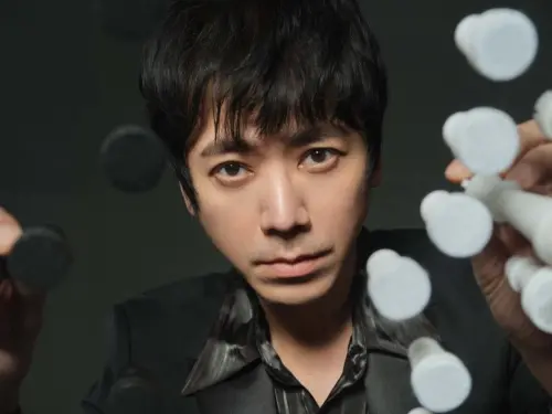 ▲信（如圖）回憶當年在PUB駐唱時愛上〈千年之愛〉，首張專輯便決定翻唱，並邀姚若龍重新填詞，打造出一首激情與悲傷交織的搖滾情歌。（圖／蘇見信臉書）