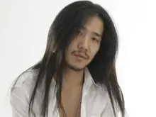 ▲韓國搖滾歌手朴完奎（如圖）為〈千年之愛〉原唱，出道前已累積百場演出經驗，1999年發行個人專輯成名，亦曾跨足戲劇與電競圈，多才多藝。（圖／取自百度）