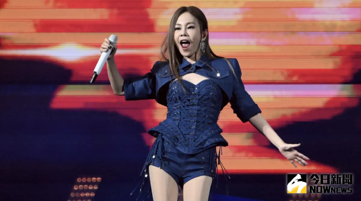 ▲彭佳慧（如圖）昨（7）日於台北小巨蛋舉辦《一路這樣愛過來》演唱會，當中代表作〈相見恨晚〉為陳國華其量身打造，2人過去的12年感情一度論及婚嫁，最終情斷令人惋惜，刻骨銘心的過往由《NOWnews今日新聞》帶您一塊來回顧。（圖／特約攝影林柏年）