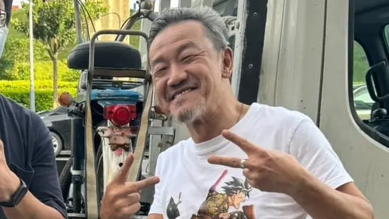 ▲陳為民（如圖）昨（7）日在西門町挑戰沉浸式說鬼故事，自爆自己「鬼故事界有上億資產」，他熱愛改車花費驚人，能花150萬改車卻連80元滷肉飯都捨不得吃，感情方面則表示「沒女友也無所謂」。（圖／翻攝自陳為民臉書）