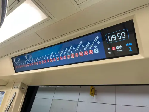 ▲台北捷運在今年3月推出首台AI數位列車，在跑馬燈部分大升級。圖為今年3月的跑馬燈外觀。（圖／台北捷運提供）