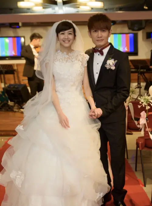 ▲羅文裕(右)和老婆結婚10年,如今老婆罹癌,讓他想起當年結婚的誓言,再對老婆說一次「我願意」。(圖/翻攝自羅文裕臉書) ▲羅文裕(右)和老婆結婚10年,如今老婆罹癌,讓他想起當年結婚的誓言,再對老婆說一次「我願意」。(圖/翻攝自羅文裕臉書)