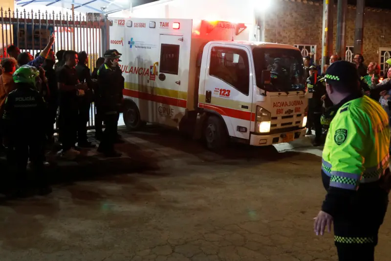 ▲哥倫比亞參議員烏里韋驚傳7日於首都波哥大遭到槍擊後，救護車將他送至醫院治療。（圖／美聯社／達志影像）