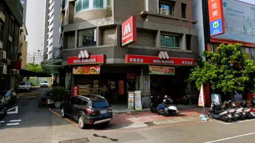 ▲摩斯漢堡三民美村店開出千萬元發票。(圖/Google地圖) ▲摩斯漢堡三民美村店開出千萬元發票。(圖/Google地圖)