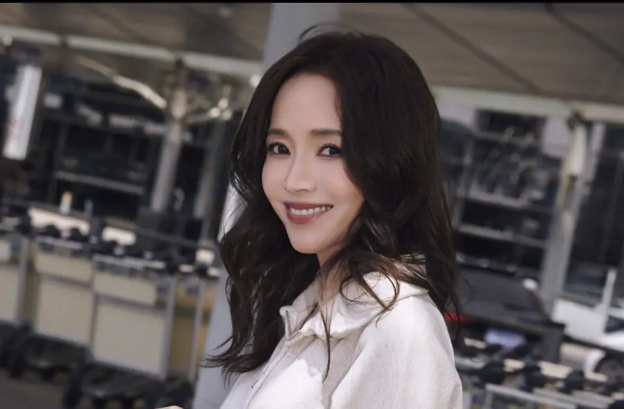 ▲侯佩岑參加中國選秀節目《乘風2025》（浪姐6），最終順利選入成團名單中，卻在總決賽的舞蹈表演被批動作不及其他隊友，引發「跳舞划水」爭議，她在節目記者會上親口承認，也許自己舞蹈能力不足，卻絕對沒有存心打混，依然很努力。（圖／摘自微博）