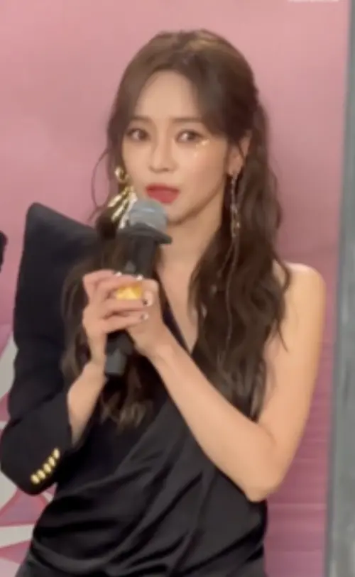 ▲侯佩岑在《浪姐6》記者會上親自回應被指「跳舞划水」，表示自己或許舞蹈能力不足，卻絕對沒有「划水」的念頭，一樣很努力練習。（圖／摘自微博）