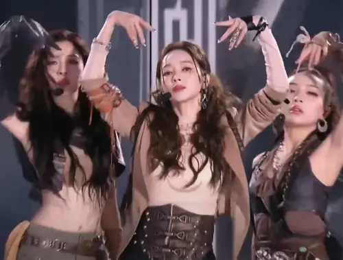 ▲侯佩岑（中）在《浪姐6》總決賽中的舞蹈表現被網友質疑有「滑水」的嫌疑，比不過其他表現更到位的隊友。（圖／摘自YouTube）