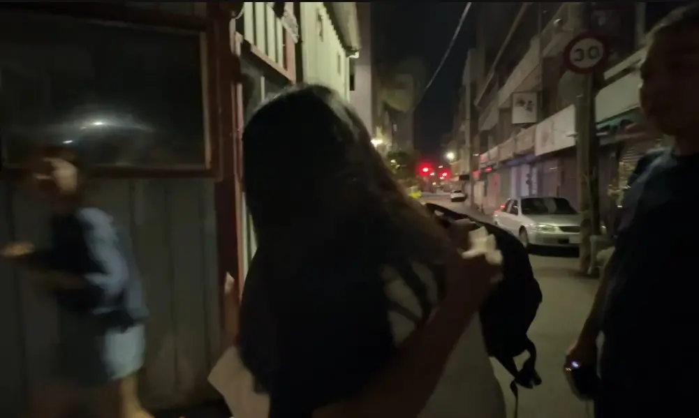 ▲台中李姓女大生與同學赴柬埔寨打工淪豬仔失聯，在各方救援下順利返家，與阿公擁抱道歉。（圖／翻攝畫面）