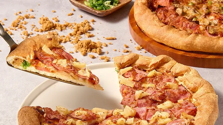 ▲拿坡里是不是跟必勝客學壞了！把台灣人最愛的蔥花肉鬆麵包變成餅皮吃披薩配「蔥胖」；聯名日本百年咖哩S&B、卻把酥脆薯條加進披薩裡。達美樂則開吃「海辣素」熔岩披薩馬芬一次整理。（圖／三商餐飲提供）