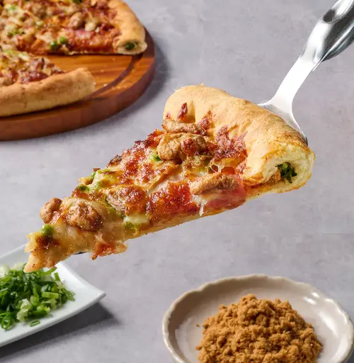 拿坡里學壞了!蔥花肉鬆麵包、咖哩薯條都變披薩 達美樂吃海辣素 ▲披薩新吃法配蔥胖!拿坡里「蔥花肉鬆餅皮」開吃。(圖/三商餐飲提供)