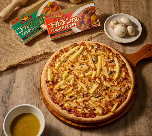 拿坡里學壞了!蔥花肉鬆麵包、咖哩薯條都變披薩 達美樂吃海辣素 ▲拿坡里x S&B「咖意薯哩披薩」,把薯條加進披薩裡上桌。(圖/三商餐飲提供)