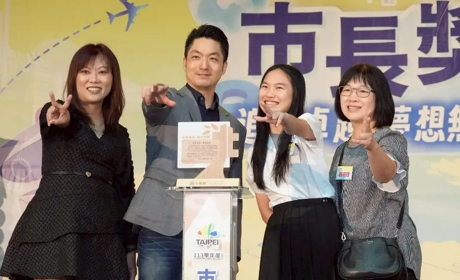 ▲台北市長蔣萬安（左2）頒發市長獎給得獎學生，並開心合影。（圖／台北市政府提供，2025.06.08）