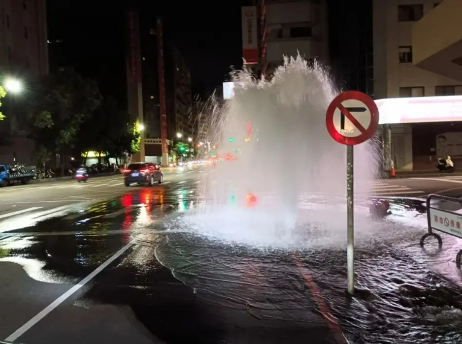 ▲台中市西區教育大學旁、民權路與福龍街口的消防栓，7日深夜近11點時遭撞斷，大量噴出的自來水形成巨大的噴泉、水花將近2樓高。（圖／警方提供）