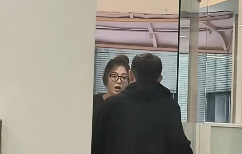 ▲店家曝光林千又（如圖）在店內咆哮模樣，還原當時情況，藝人高山峰也發文力挺，表示監視器不是防小偷，是防奧客的，爭議持續延燒。（圖／翻攝自臉書 Moon Hair Studi）