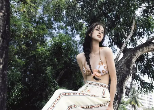 ▲歐陽娜娜罕見脫到剩泳衣。（圖／翻攝自歐陽娜娜IG）