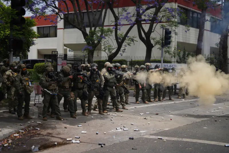 ▲美國國土安全部指出，約有1000人參加抗議行動。川普下令國民兵出動維安。（圖／美聯社／達志影像）