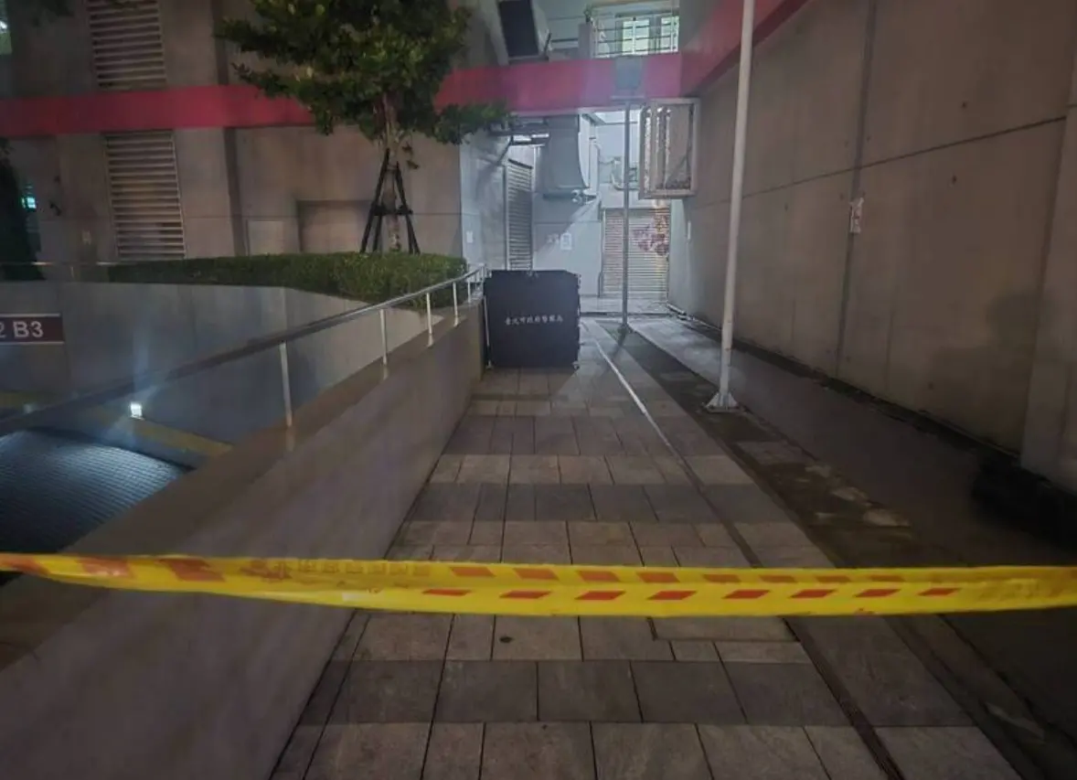 ▲台北市中正區光華商場，昨（7）日晚間9時29分許驚傳墜樓事件，一名40歲劉姓男子不明原因於商場大樓6樓外設樓梯墜落。（圖／翻攝畫面）