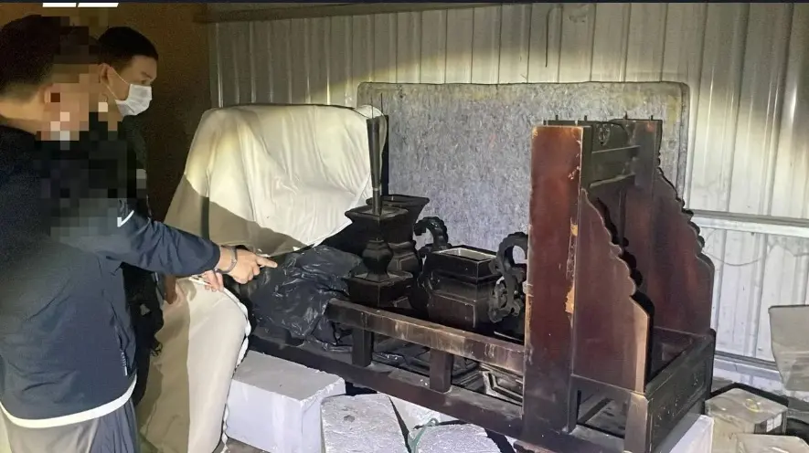 ▲嘉義縣中埔鄉吳鳳廟內的供桌、香爐及燭台等百年古物日前遭竊，警方循線逮捕4名竊嫌，追回部分失物。（圖／翻攝畫面）