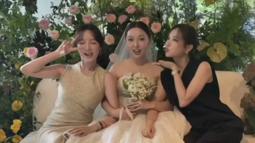 ▲miss A成員Min（中）昨（7）日出嫁，然而成員之一的秀智沒現身，讓不少粉絲感到十分遺憾，不過JYP二代團全都到了，超狂賓客名單也讓結婚現場星光熠熠。（圖／翻攝自王霏霏微博）