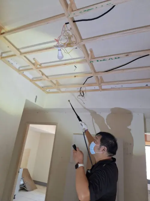 ▲柯老闆表示，現在很多設計師都會請他們在裝潢進行時，對木材進行預防性噴藥防蟲處理。（圖／中太企業行授權使用）