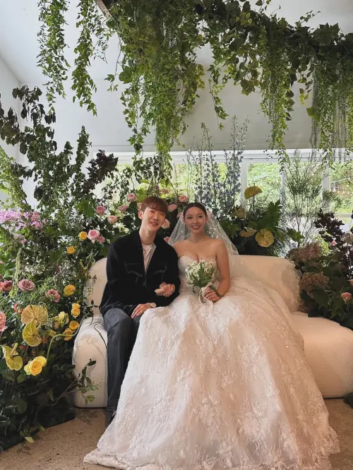 ▲趙權（左）與Min（右）相識多年，特地趕來出席Min婚禮，並發文笑說自己接到了3次捧花。（圖／翻攝自趙權IG）