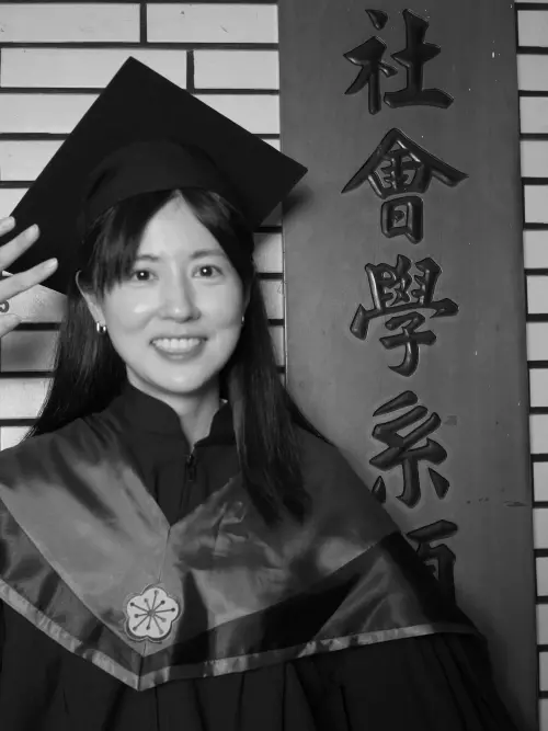 林予晞上傳了自己從國立台北大學社會學系碩士畢業的照片。(圖/林予晞臉書) ▲林予晞上傳了自己從國立台北大學社會學系碩士畢業的照片。(圖/林予晞臉書)