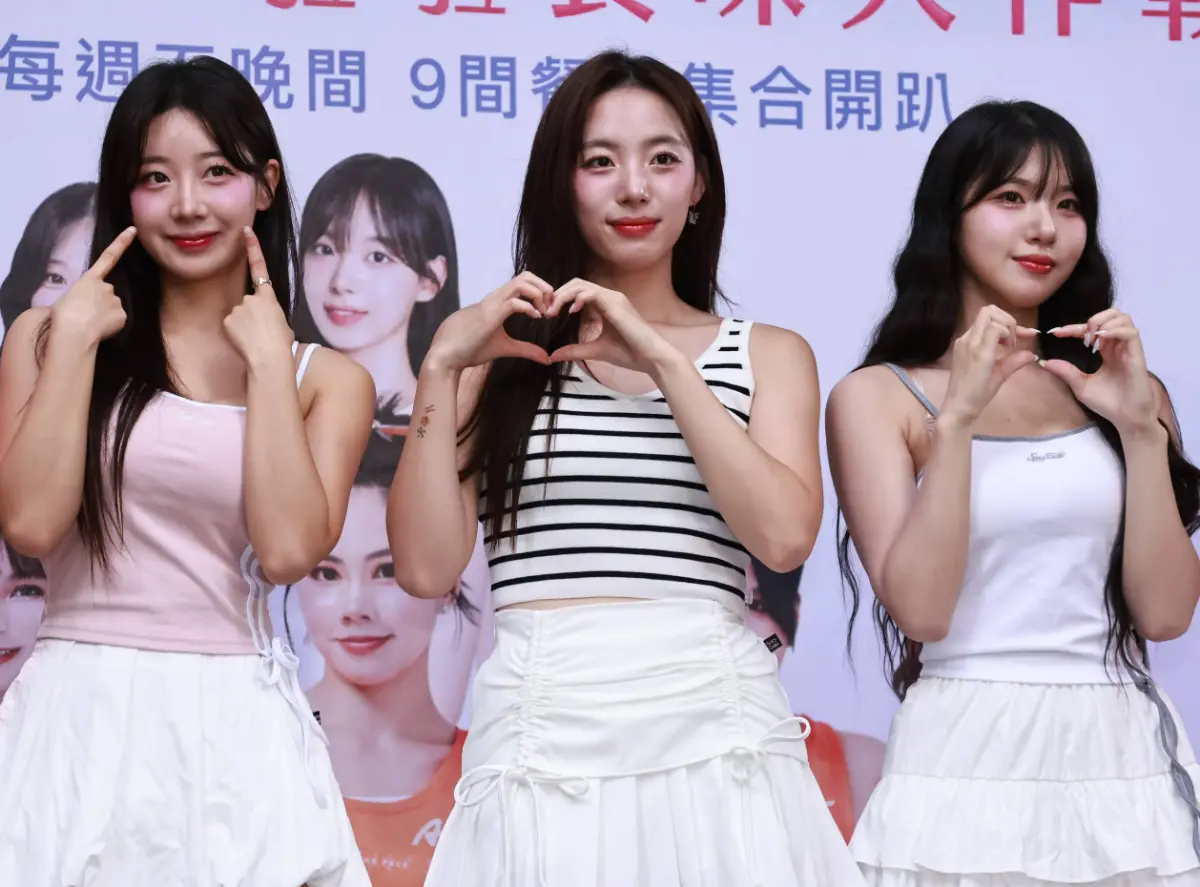 ▲「樂天三本柱」啦啦隊女神與禹洙漢（左起）、河智媛、廉世彬出席ATT 原創女團 《Fun Girls》首次見面會，河智媛與禹洙漢被問到台灣經紀公司總經理性騷擾問題，工作人員立刻擋掉，兩人都無法回答。河智媛寧可大秀劈腿神技，她們也都承認中文聲調難學。（圖／記者吳翊緁攝）