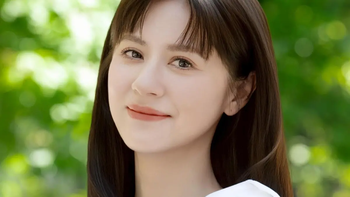 ▲知名女演員林予晞上傳了自己從國立臺北大學社會學系碩士畢業的照片，並且自嘲自己「論文趕工中」。（圖／林予晞臉書）