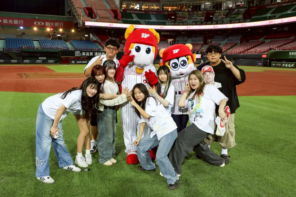 ▲味全龍球團於6月6日在天母棒球場舉辦畢業生限定草地合影活動，吸引大批身穿制服、學士服或畢業服的球迷熱情參與，球團今宣布再於17日加開一場。（圖／味全龍提供）