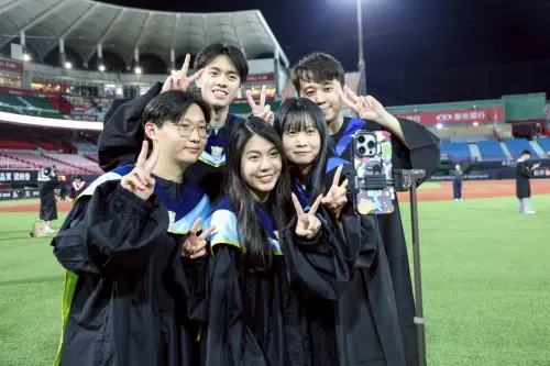 ▲6月6日有大批身穿制服、學士服或畢業服的球迷進到味全龍主場天母球場合影留念。（圖／味全龍提供）