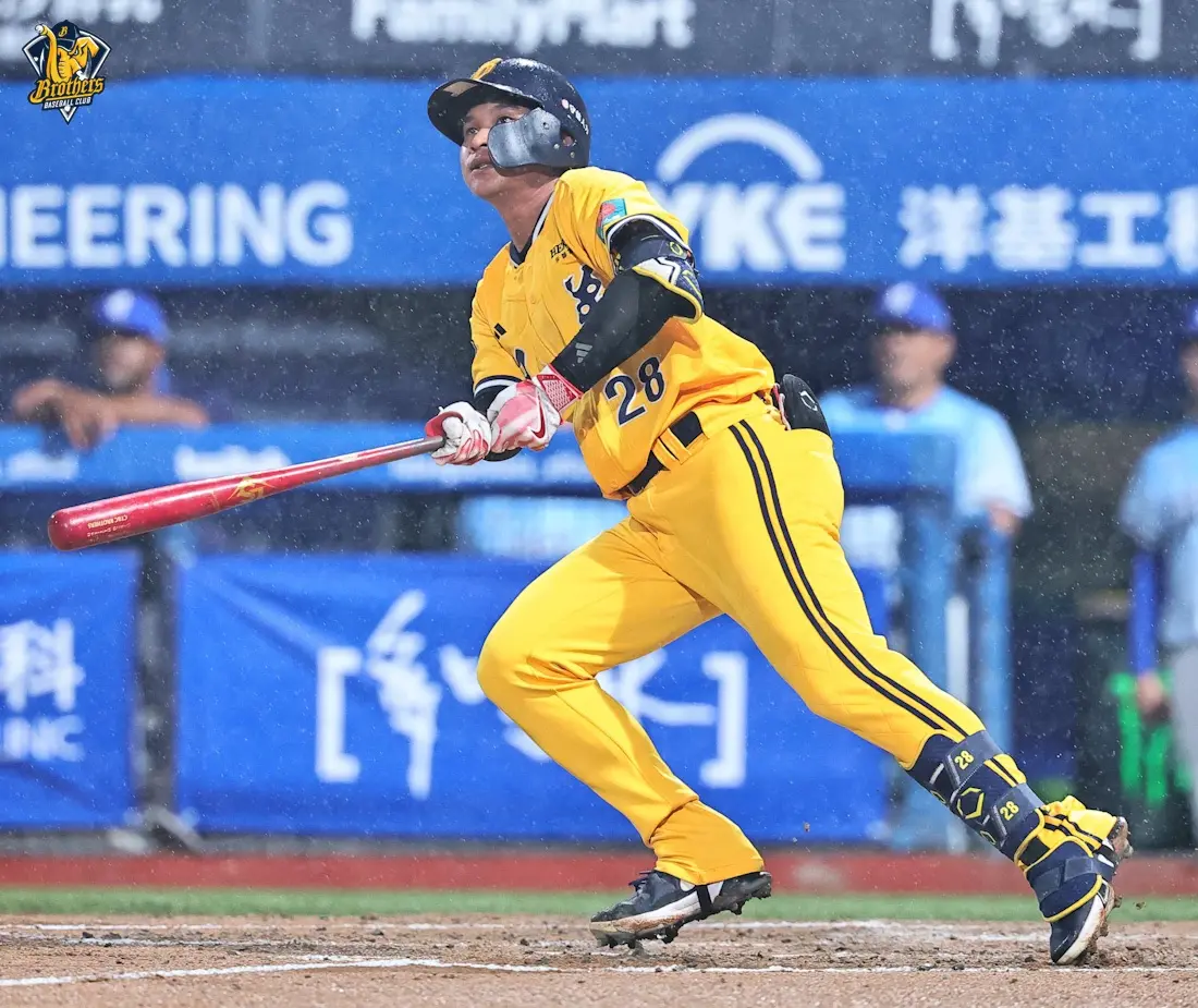 ▲中信兄弟張仁瑋昨日敲出本季第2轟，今日賽前持續請教總教練平野惠一打擊技巧。（圖／中信兄弟提供）