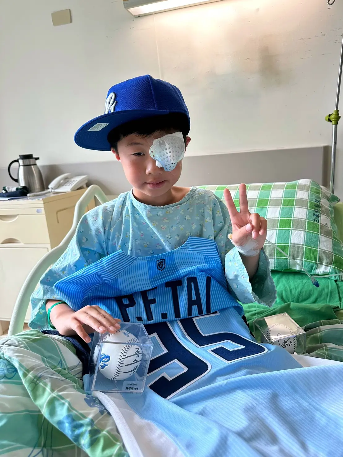 ▲遭到張仁瑋界外球擊中的小球迷，已經接受開刀治療，富邦悍將球團提供全隊簽名球棒以及戴培峰、李東洺球衣。（圖／小球迷家長授權球團提供提供）