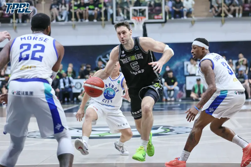 ▲夢想家洋將貝奇在第2場出現危險動作被輿論罵翻後，就再也沒有被登錄及出賽了，草莓姐詢問了原因，陳立宗也做出回答。（圖／TPBL提供）