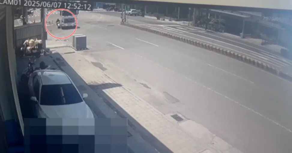 ▲混凝土攪拌車於路口左轉，後方直行的機車騎士正巧騎到攪拌車死角處，當騎士察覺攪拌車要轉彎時，已經來不及，當場遭撞倒。（圖／翻攝畫面）