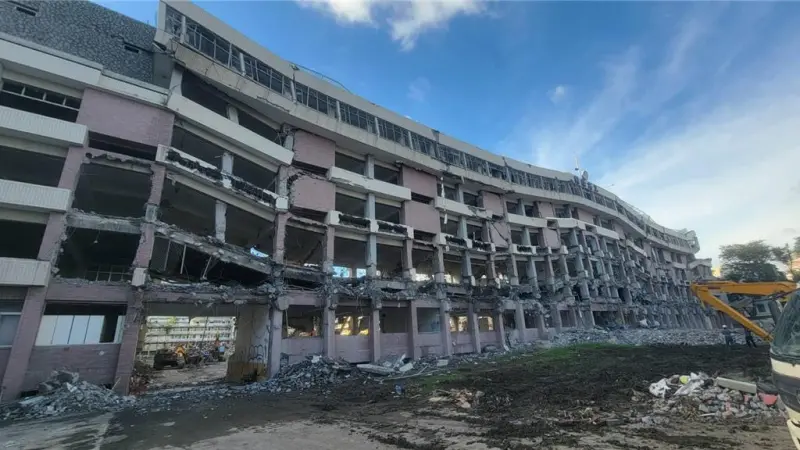 包商搶快亂拆高雄國際商工校舍！建物軟腳崩塌　工務局勘查命停工