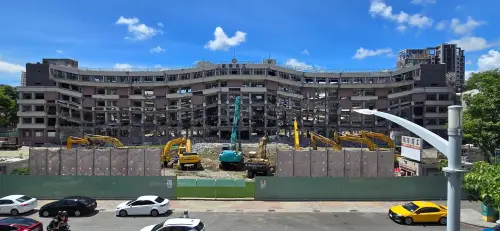 ▲國際商工拆除作業違反施工計畫，遭高市工務局開罰9萬並勒令停工。（圖／翻攝自高雄市議員郭建盟臉書）