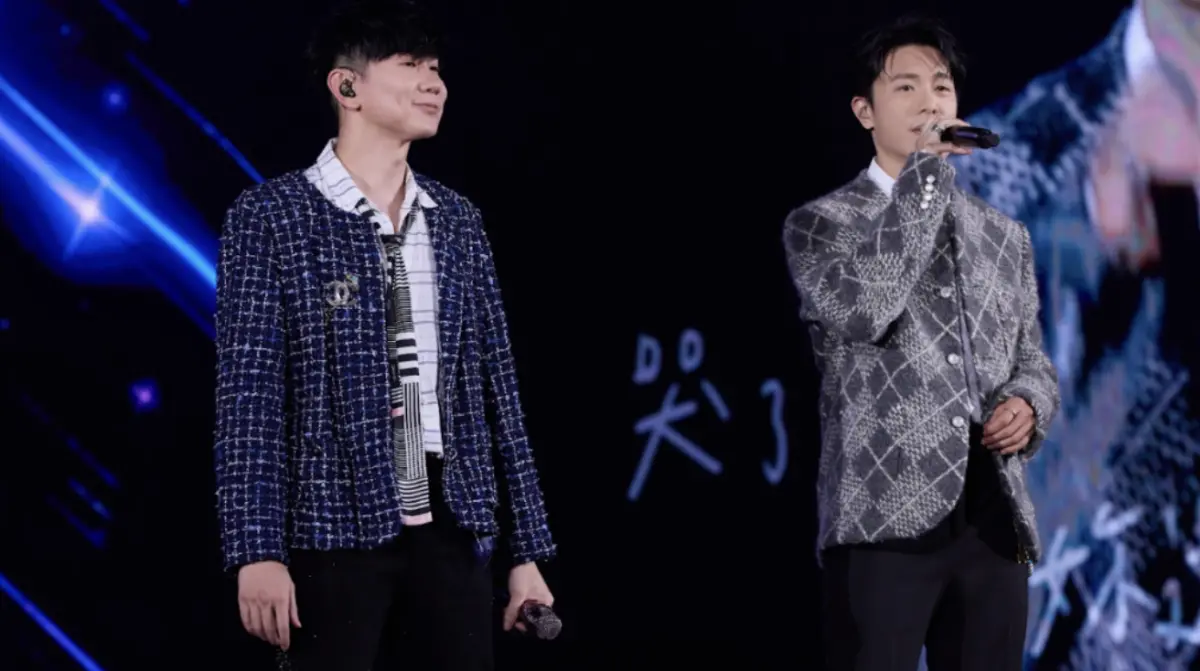 ▲林俊傑（左）今（7）日登上台北大巨蛋開唱，嘉賓韋禮安（右）從台上驚喜現身，2人接連合唱〈修煉愛情〉與〈如果可以〉，在台上互尬歌喉之餘，韋禮安還打趣虧林俊傑，「要不要挑戰用Jolin（蔡依林）的Key唱〈如果可以〉！」逗樂全場。（圖／JFJ PRODUCTIONS提供）