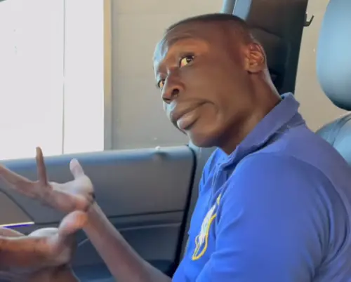 ▲拉梅在短影音平台TikTok上創作，靠著「吐槽系」影片爆紅，他會將其他人示範複雜生活習慣或炫技的影片剪接在前段，隨後換自己現身，式份出簡單版本的解決方式。（圖／Tiktok）