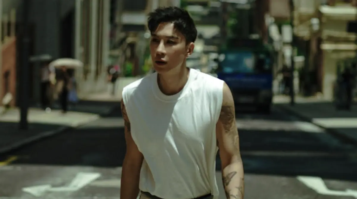 ▲香港新銳音樂人馬天佑（如圖）本月20日將發行全新粵語專輯《nude》，為了宣傳新歌〈我們什麼都不是〉，力邀160組歌手大咖輪番合唱，好久不見的蘇永康、元若藍、佘詩曼、陳曉東都現身為馬天佑開金口，引發熱烈迴響。（圖／Fame Glory 提供）