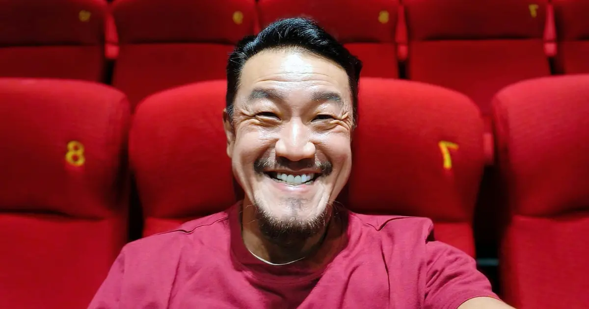 ▲陳為民（如圖）昨（7）日在西門町挑戰沉浸式說鬼故事，自爆自己「鬼故事界有上億資產」，他熱愛改車花費驚人，能花150萬改車卻連80元滷肉飯都捨不得吃，感情方面則表示「沒女友也無所謂」。（圖／翻攝自陳為民臉書）