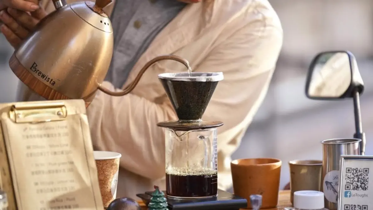 ▲台北捷運中山站商圈赤峰街，預約制不限時「爆紅咖啡廳」在Threads上爆出「鬼故事」，老闆涉嫌在廁所裝針孔偷拍13年。訂位系統上透露「因老闆個人因素，即日起無限期停業，珍重不再會」。（圖／翻攝自涉事咖啡廳FB）