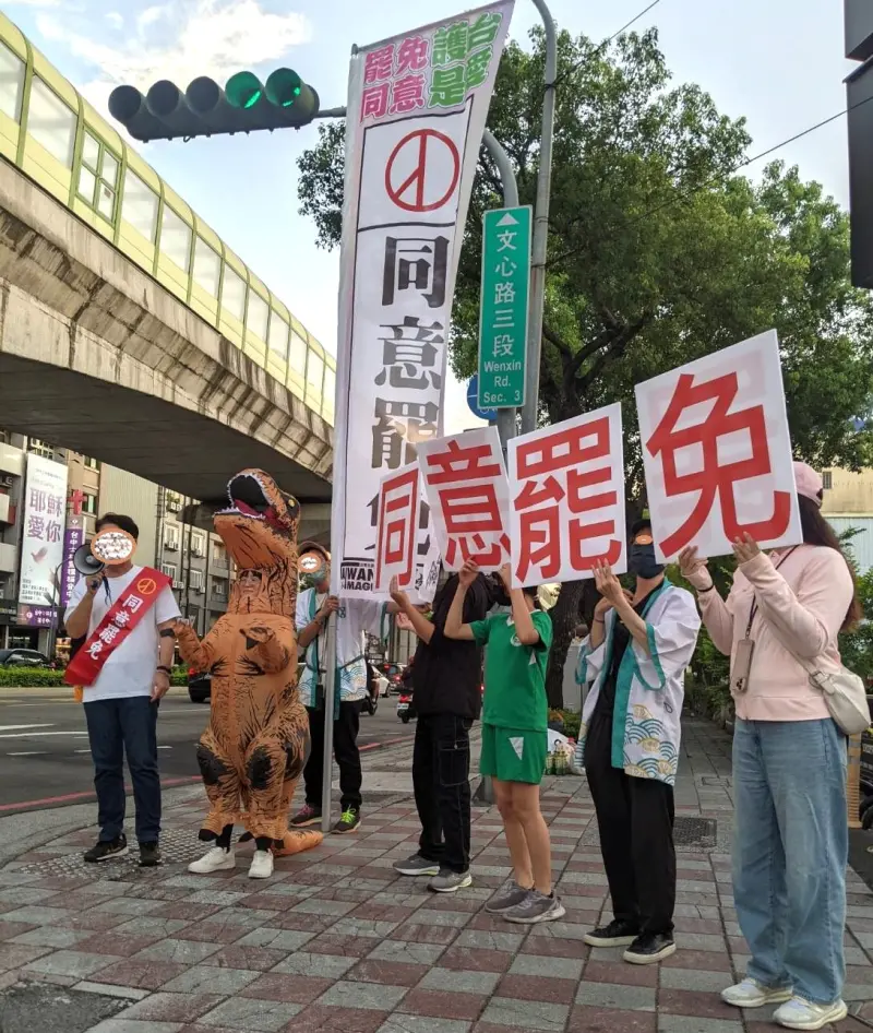 ▲台中市區3罷團6日在文心路各重要街口推出「罷免一條龍」活動。（圖／罷團提供，2025.06.08）